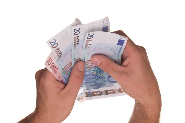Billetes euro en manos