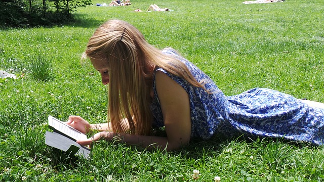 Chica leyendo en tablet