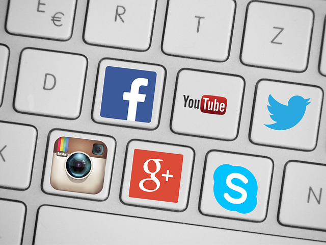 Logos redes sociales en teclado
