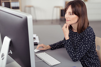 Mujer realizando una monitorización por el ordenador