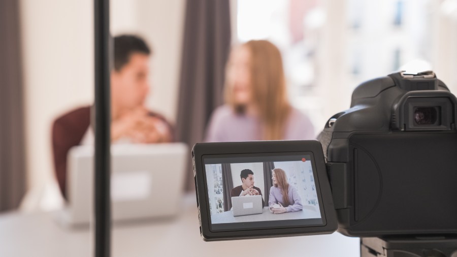 Una cámara graba a dos jóvenes creadores de contenido en vídeo